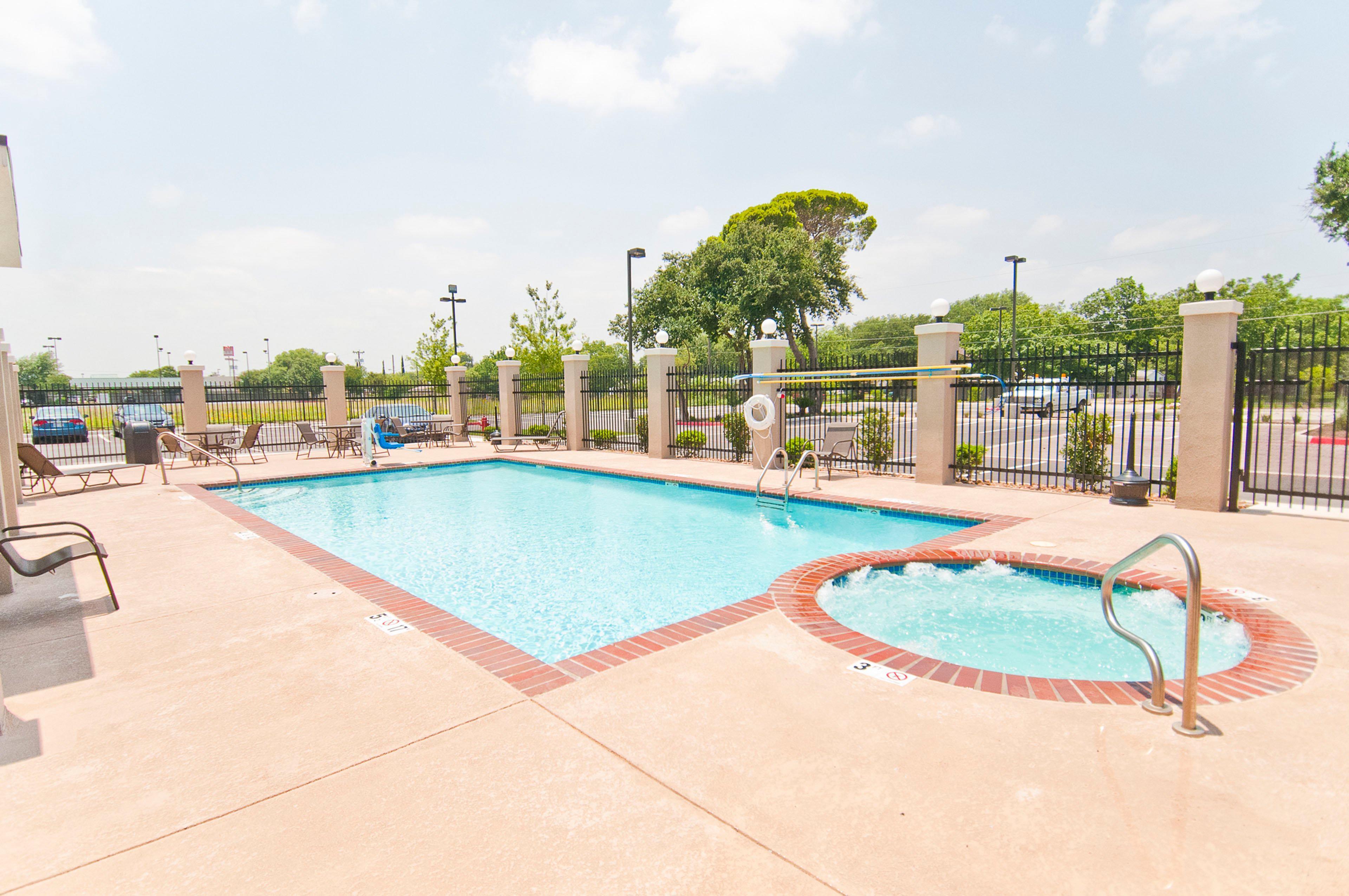 Holiday Inn Express & Suites San Antonio Frost Bank Center By Ihg Luaran gambar