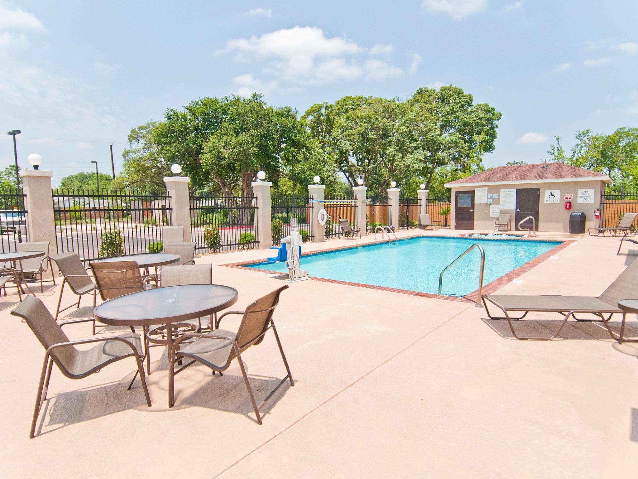 Holiday Inn Express & Suites San Antonio Frost Bank Center By Ihg Luaran gambar