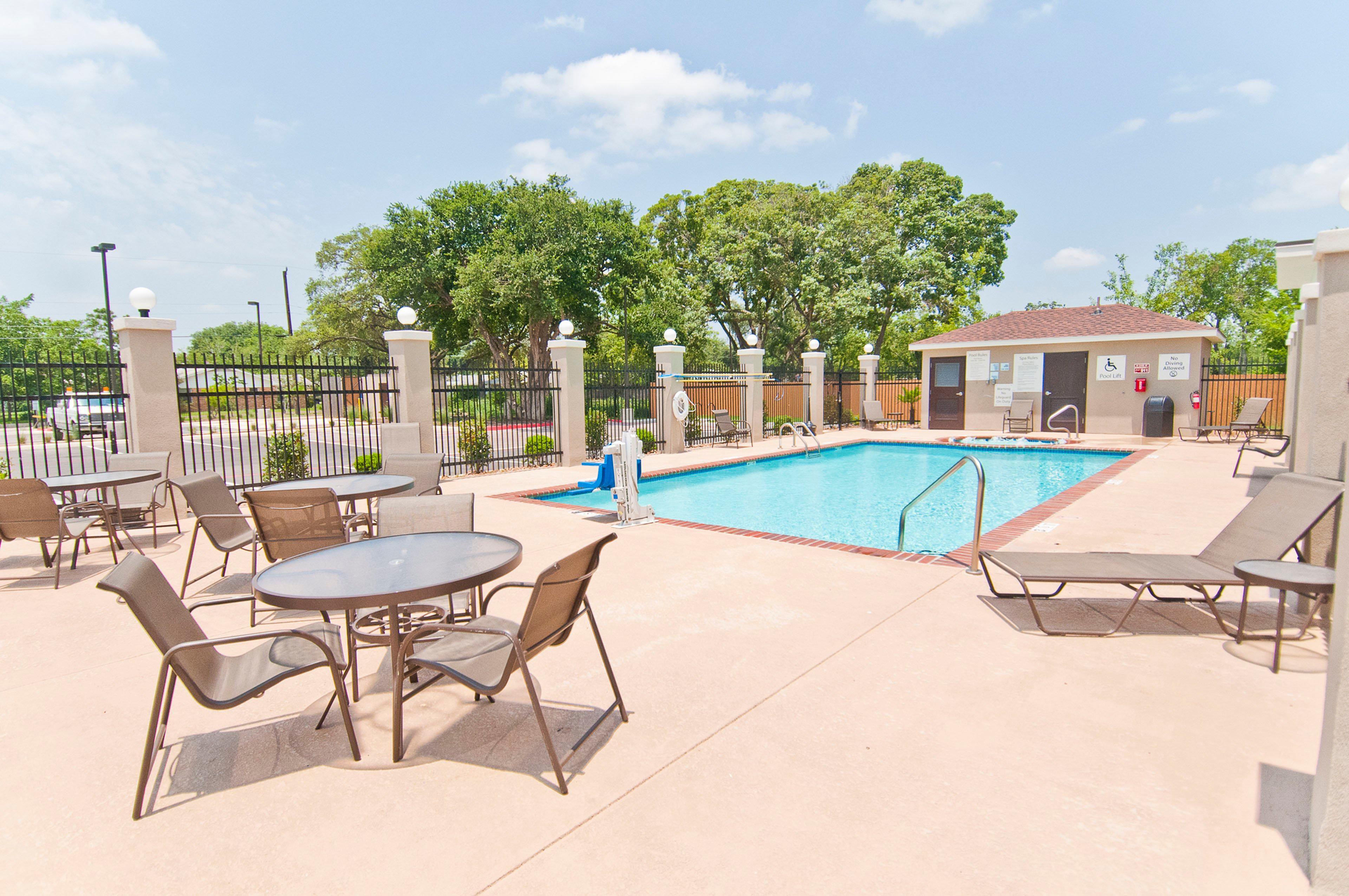 Holiday Inn Express & Suites San Antonio Frost Bank Center By Ihg Luaran gambar