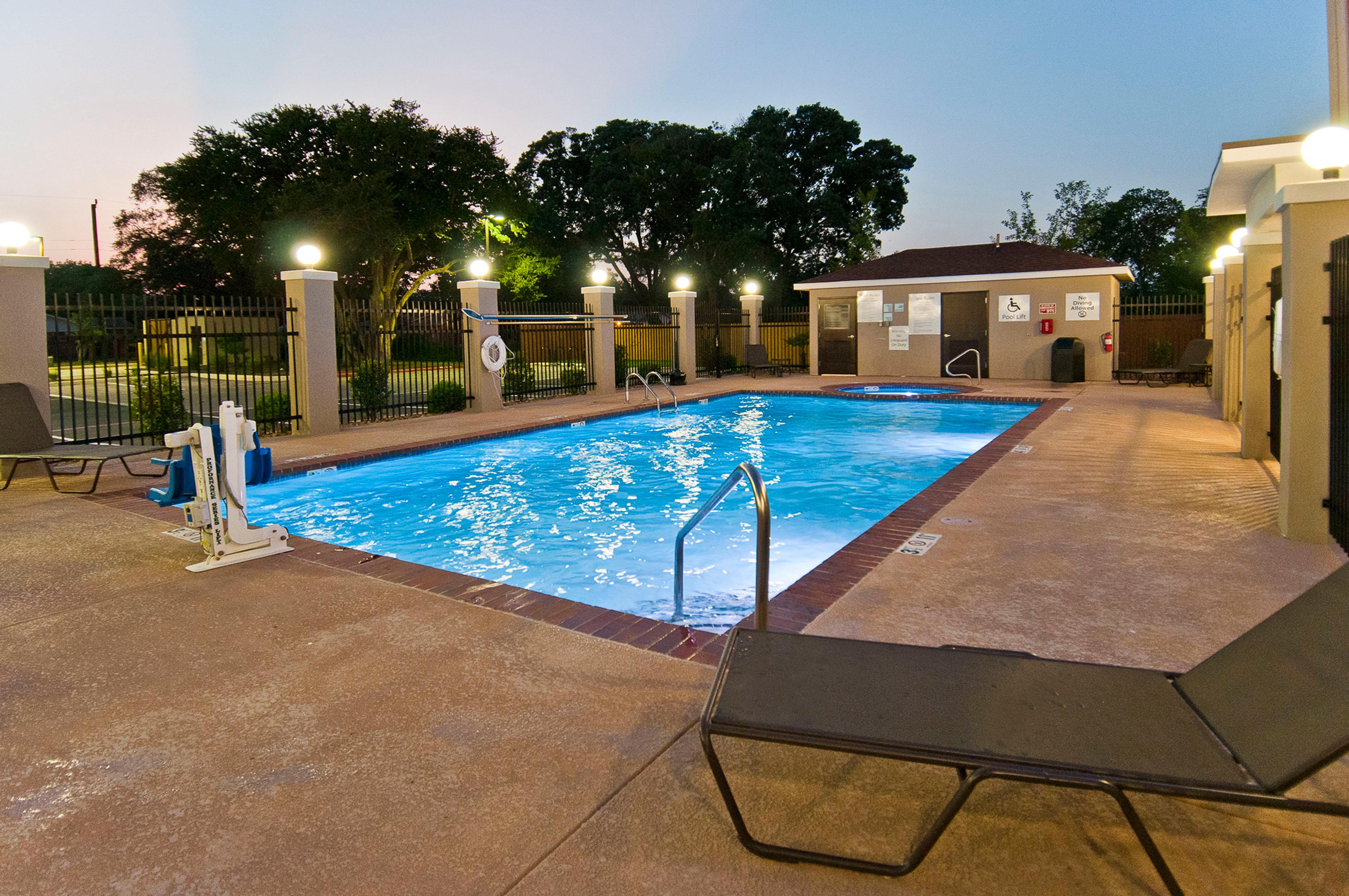 Holiday Inn Express & Suites San Antonio Frost Bank Center By Ihg Luaran gambar